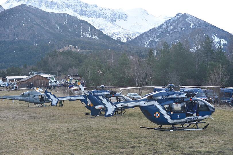 Ein Trümmerfeld: Die Bergungsarbeiten nach dem Absturz der Airbus-Machine von Germanwings werden Tage und Wochen dauern. Die Bilder...