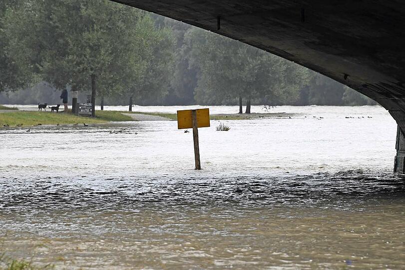 Einsatzkräfte der Wasserrettung bergen Habseligkeiten aus dem Obdachlosenlager unter der Reichenbachbrücke.