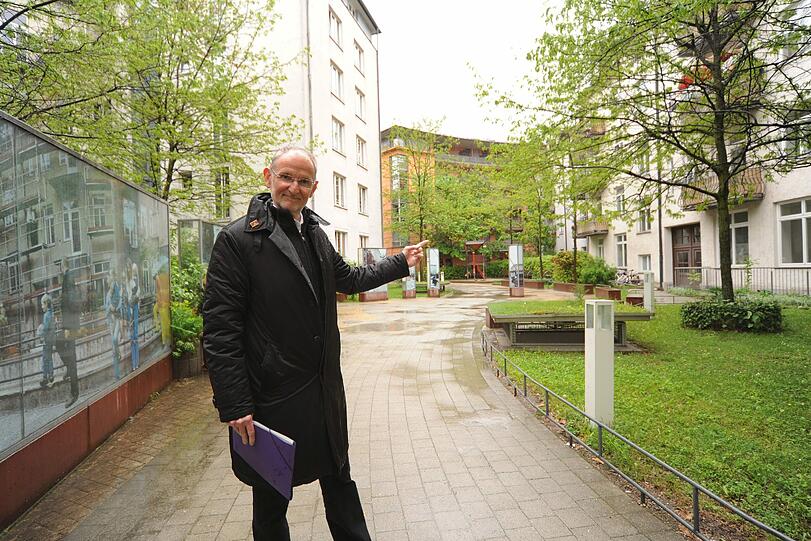 Viel Grün statt Grau: Kommunalreferent Axel Markwardt präsentiert den Hof des Angertorkarrees.