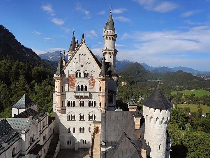 Blick auf das Schloss Neuschwanstein. Foto: Karl-Josef Hildenbrand/dpa/Archivbild