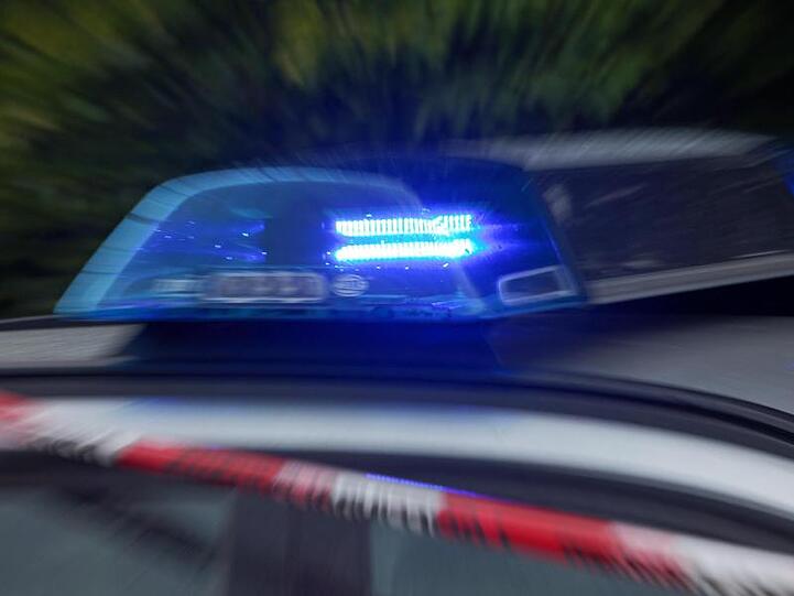 Das Blaulicht eines Polizeiautos mit Polizei-Absperrband im Vordergrund. Foto: Daniel Karmann/Archiv