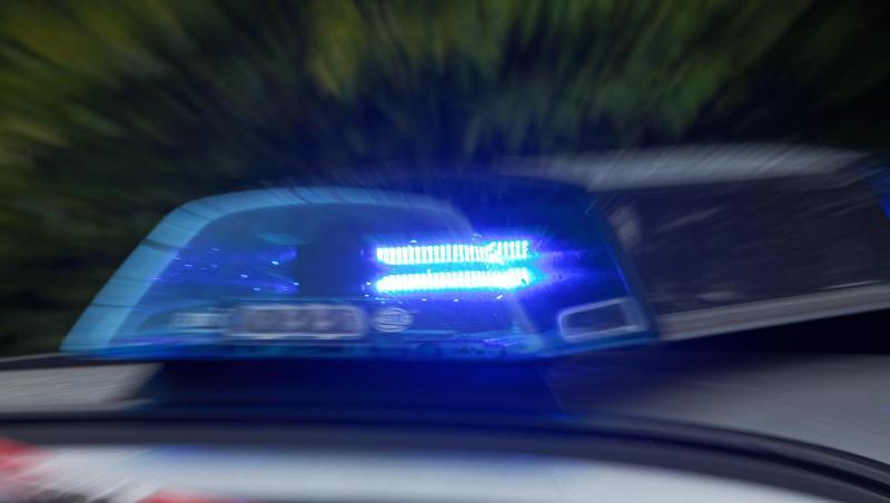 Das Blaulicht eines Polizeiautos mit Polizei-Absperrband im Vordergrund. Foto: Daniel Karmann/Archiv Das Blaulicht eines Polizeiautos mit Polizei-Absperrband im Vordergrund. Foto: Daniel Karmann/Archiv