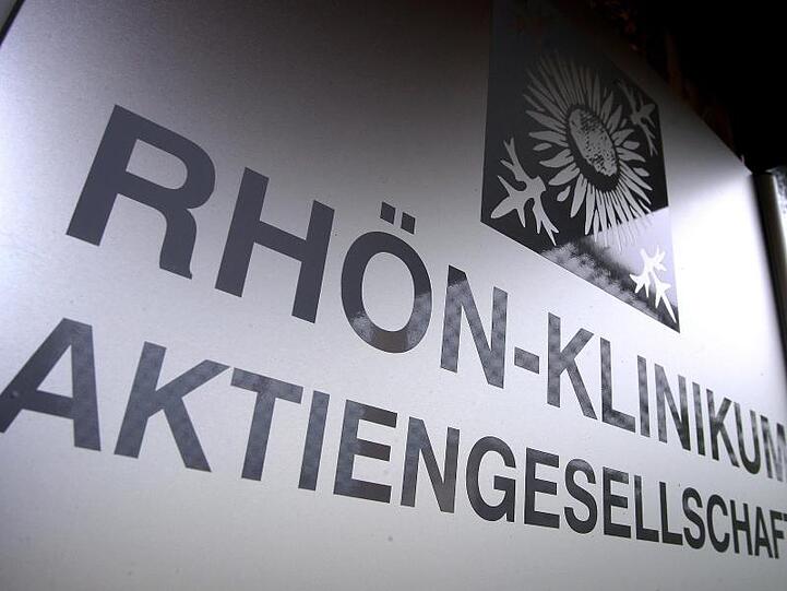 Der Schriftzug der Rhön-Klinikum AG. Foto: picture alliance / Karl-Josef Hildenbrand/dpa/Archivbild