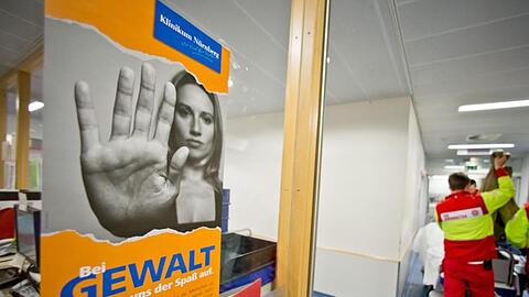 Ein Plakat mit der Aufschrift "Bei Gewalt hört für uns der Spaß auf" hängt in einem Krankenhaus. Foto: Daniel Karmann/Archiv