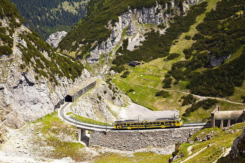 Gemütliche Touren durch das Almgebiet sind ebenso möglich, wie der anspruchsvolle Aufstieg der Kampenwand und zum größten Gipfelkreuz Bayerns mit 12 m Höhe.