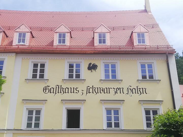Seit fast einem Jahr wird das Haus am Nahensteig, das auch den "Schwarzen Hahn" beherbergt, renoviert.