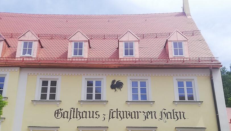 Seit fast einem Jahr wird das Haus am Nahensteig, das auch den "Schwarzen Hahn" beherbergt, renoviert. Seit fast einem Jahr wird das Haus am Nahensteig, das auch den "Schwarzen Hahn" beherbergt, renoviert.