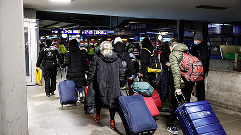 Auch am Wochenende kamen wieder viele Flüchtlinge in München an.