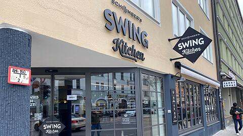 Schräg gegenüber eines Fast-Food-Giganten an der Gabelsberger Ecke Augustenstraße gibt es seit Mitte Februar vegane Burger. So ganz konnten die die AZ nicht überzeugen.