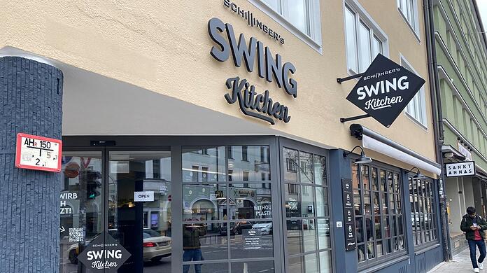 Schräg gegenüber eines Fast-Food-Giganten an der Gabelsberger Ecke Augustenstraße gibt es seit Mitte Februar vegane Burger. So ganz konnten die die AZ nicht überzeugen.