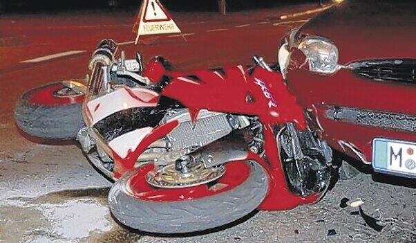 Endstation Kotflügel: Der Fahrer dieser Kawasaki kam in Neuperlach zum Glück mit Prellungen und Brüchen davon.