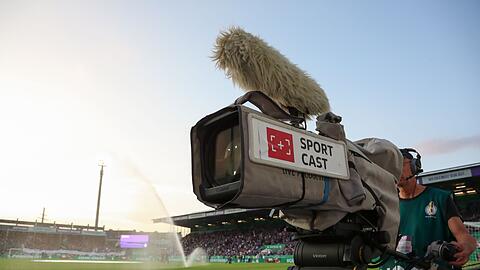 Eine Kamera steht im Stadion.