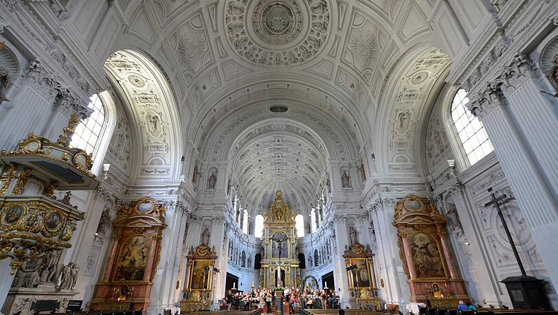 Mitten in der Fußgängerzone gibt es einen schönen Ort zum Abkühlen während des Stadtbummels: die Michaelskirche - von 1583 bis 1597 als Jesuitenkirche erbaut. Mitten in der Fußgängerzone gibt es einen schönen Ort zum Abkühlen während des Stadtbummels: die Michaelskirche - von 1583 bis 1597 als Jesuitenkirche erbaut.