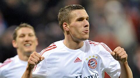 Der doppelte Torschütze Lukas Podolski markiert das frühe 2:0.