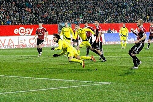 Der Türöffner für Dortmund: Mats Hummels (vorne) köpft zum 0:1 ein, Andreas Wolf (r.) kann nur hinterher schauen.