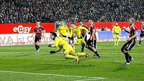 Der Türöffner für Dortmund: Mats Hummels (vorne) köpft zum 0:1 ein, Andreas Wolf (r.) kann nur hinterher schauen.