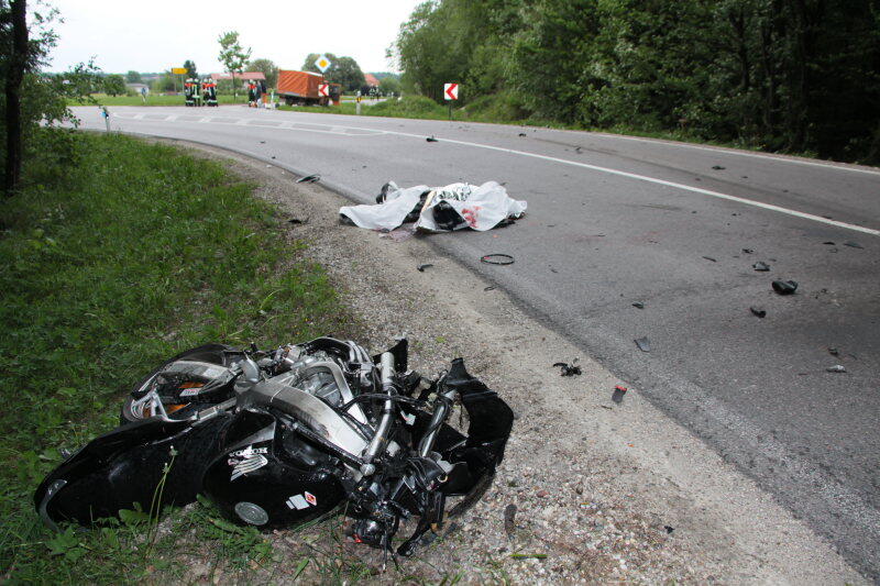 Er hatte keine Chance: Mit dem Kopf prallte ein Motorradfahrer bei Rechtmehring gegen den Seitenaufbau des entgegenkommenden Kleinlasters. Der Mann war sofort tot.