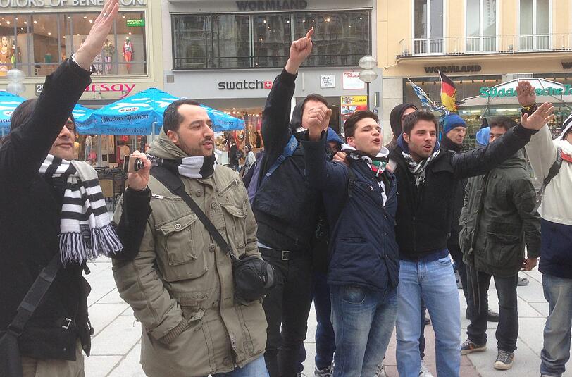 Im Laufe des Tages werden immer mehr Fangruppen auf Münchens Straßen erwartet.