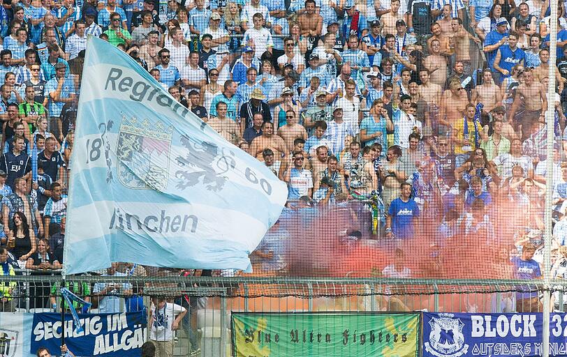 Bengalos in der Nordkurve. Auch nach dem Spiel kam es zu Krawallen von Sechzig-Fans.