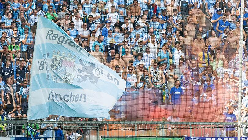 Bengalos in der Nordkurve. Auch nach dem Spiel kam es zu Krawallen von Sechzig-Fans. Bengalos in der Nordkurve. Auch nach dem Spiel kam es zu Krawallen von Sechzig-Fans.