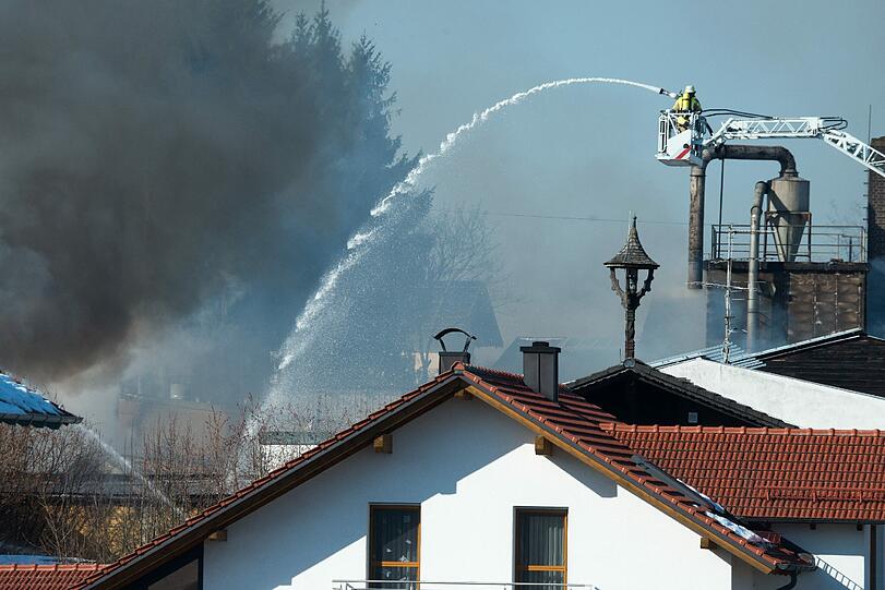 Großbrand in Matratzenfabrik in Niederbayern - die Bilder
