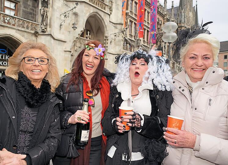In München läuft die heiße Phase der närrischen Zeit, die Faschingsfans genießen die Highlights: "München narrisch" (bis 9. Februar), den Rosenmontag (8. Februar) und am Faschingsdienstag (9. Februar) der traditionelle Tanz der Marktfrauen auf dem Viktualienmarkt. Die Bilder vom Sonntag...