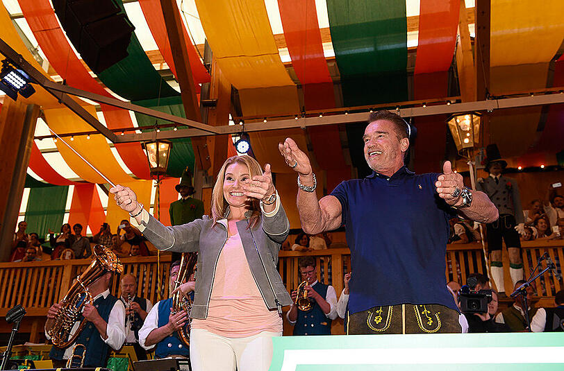 Arnold Schwarzenegger rockte mit seiner Freundin Heather Milligan das Schützen-Festzelt. Klicken Sie sich durch die Bilder.