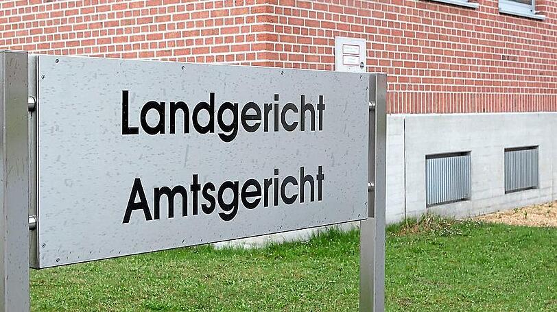 Schild vor dem Gericht in Landshut.