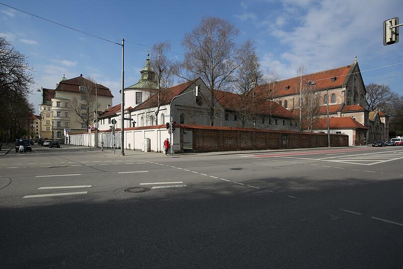 Hier beginnt die Isartalstraße: links vom Kapuzinerkloster St. Anton.