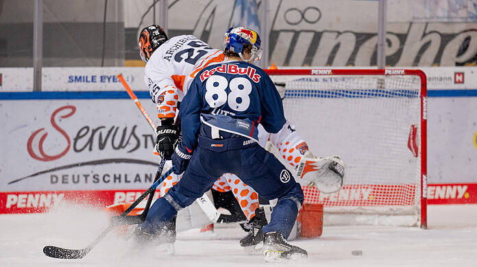 Münchens Julian Lutz (88) verpasst gegen Wolfsburgs Goalie Dustin Strahlmeier und dessen Teamkollegen Darren Archibald eine weitere EHC-Chance.