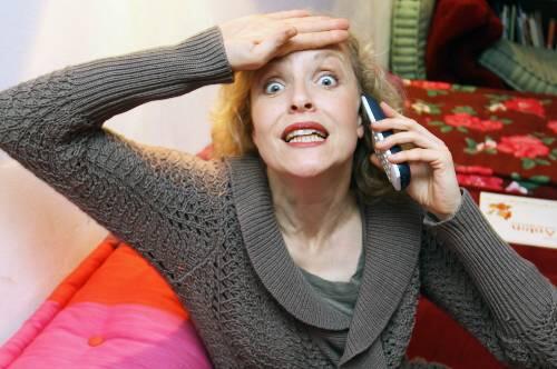"Meistens am Wochenende war die Leitung tot&ldquo;: Juliane Köhler bei verschiedenen Versuchen, ihr Telefon zu benutzen.