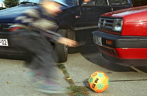 Horror-Vorstellung für die Eltern: Ein Kind rennt einem Ball hinterher und wird vom Auto erfasst. Im Westend ist jetzt so ein tragischer Unfall passiert. (Symbolfoto)