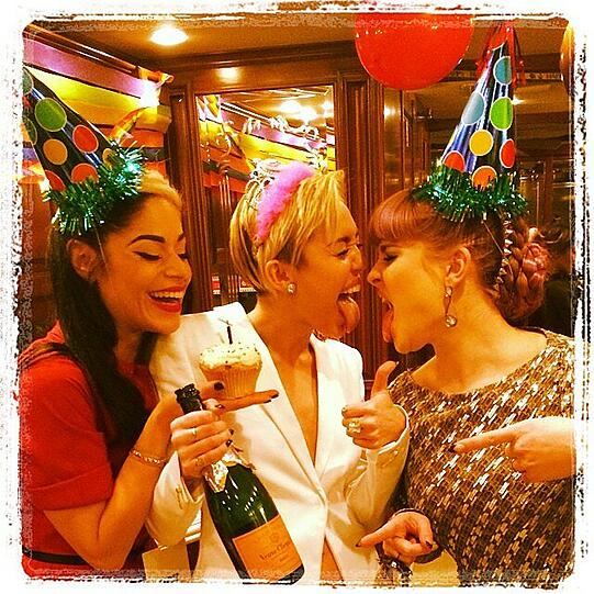 Happy Birthday,! Miley Cyrus feiert mit Kelly Osbourne ihren 21. Geburtstag