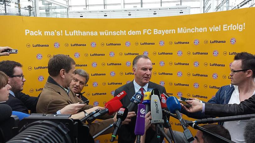 Karl-Heinz Rummenigge beim Interview am Flughafen. "Wir fahren mit Respekt und Freude nach Madrid", so der Bayern-Boss.