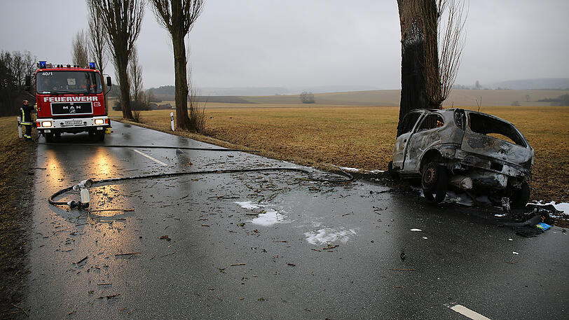 Das Auto ist vollkommen ausgebrannt, der Fahrer tot. Die Feuerwehr konnte nichts mehr für ihn tun.