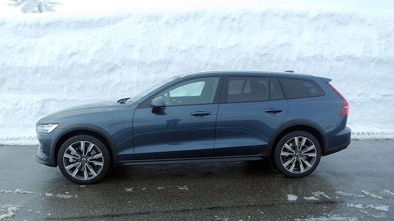 Die Seitenansicht des V60 Cross Country ist geprägt von dynamisch gezeichneten Flanken.