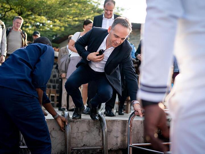 Außenminister Heiko Maas steigt am Kivusee in Goma für die Überfahrt nach Bukavu in ein Boot. In Bukavu schaut er sich das Krankenhaus des Friedensnobelpreisträgers Mukwege an.