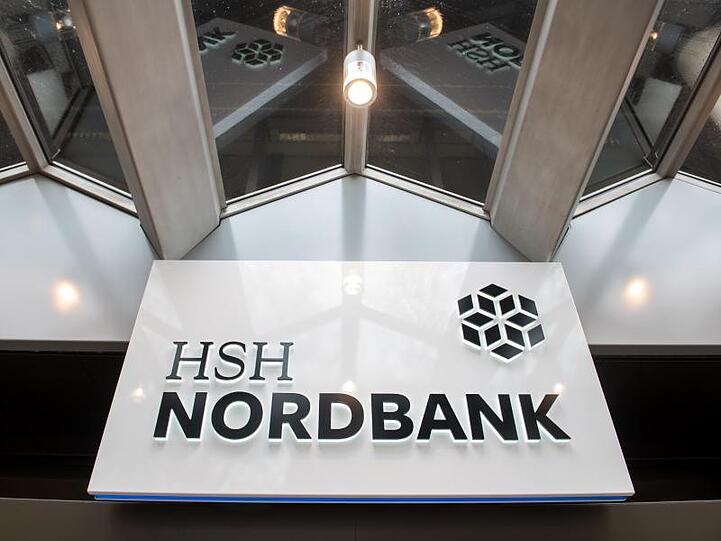 Der Dauerärger um die HSH Nordbank ist noch nicht zu Ende. Gläubiger fordern nun rund eine Milliarde Euro von dem Institut.