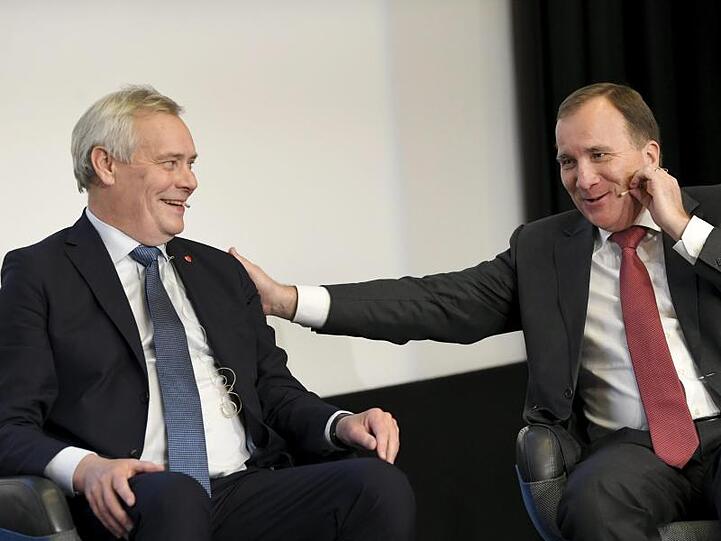Antti Rinne (l), Premierminister von Finnland und der derzeitige EU-Ratsvorsitzende, und sein schwedischer Amtskollege Stefan Löfven nehmen am von der finnischen Sozialdemokratischen Partei organisierten Seminar des Zukunftsforums teil. Rinne ist offen für eine erneute Verschiebung des Brexits.