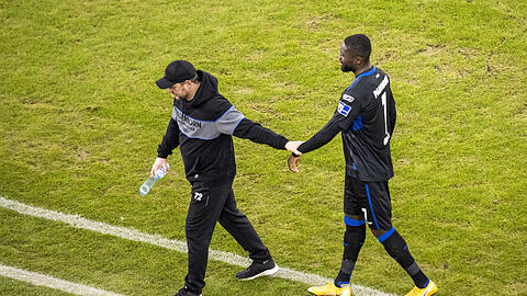 Paderborn-Trainer Steffen Baumgart (l.) mit Prince Owusu.