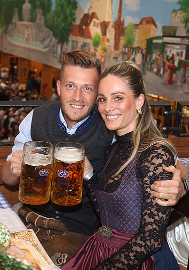 Die Löwen beim traditionellen Wiesn-Besuch im "Himmel der Bayern", dem Hacker-Pschorr-Festzelt.