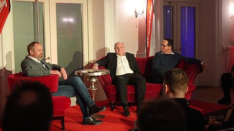 Auf dem roten Sofa (von Möbel Höffner) im Deutschen Theater: AZ-Chefredakteur Michael Schilling (links) und FC-Bayern-Reporter Patrick Strasser (rechts) im Gespräch mit Uli Hoeneß, dem Ehrenpräsidenten des FC Bayern.