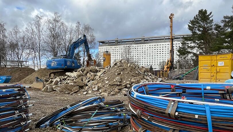 Erdhaufen, Steine, zusammengerollter Baustahl: Am Klinikum Großhadern sind gleich zwei große Baustellen zu bewundern. Der Aushub für die neue Kinderklinik hat begonnen – und der Tunnelbau für die U-Bahn-Verlängerung läuft.