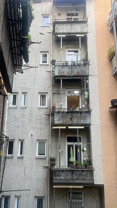 Geflickte und verrostete Blechrahmenbalkone in der Kapuzinerstraße 48. Geflickte und verrostete Blechrahmenbalkone in der Kapuzinerstraße 48.
