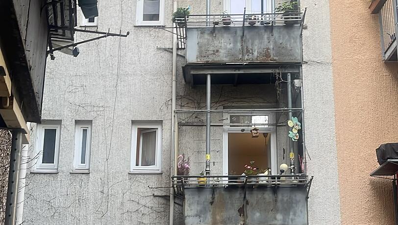 Geflickte und verrostete Blechrahmenbalkone in der Kapuzinerstraße 48. Geflickte und verrostete Blechrahmenbalkone in der Kapuzinerstraße 48.