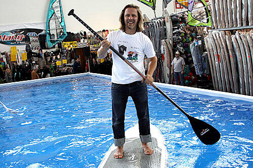 Surfen mit Paddel ist der letzte Schrei in der Surferszene: Hier balanciert Carsten Kurmis auf einem Board der Firma &bdquo;Imagine Boards&ldquo;