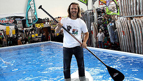 Surfen mit Paddel ist der letzte Schrei in der Surferszene: Hier balanciert Carsten Kurmis auf einem Board der Firma „Imagine Boards“ Surfen mit Paddel ist der letzte Schrei in der Surferszene: Hier balanciert Carsten Kurmis auf einem Board der Firma „Imagine Boards“