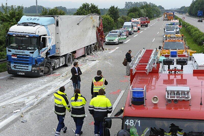 Schwerer Unfall mit drei Lkw bei Wörth: Der Fahrer eines Lastwagen kollidierte mit einem der abgestellten Fahrzeuge, woraufhin drei Lkw in Flammen aufgingen. Ein Mann kam ums Leben. Die Bilder