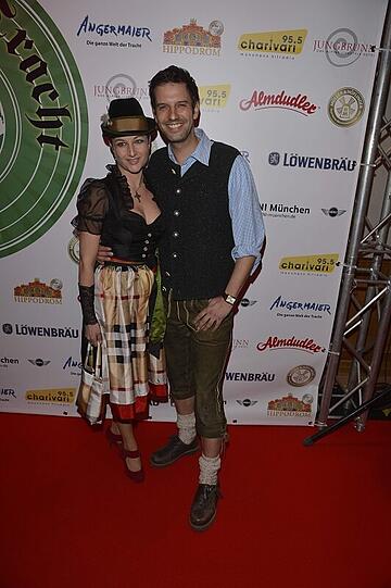 Auch dieses Jahr feierten 2.000 Gäste am Auftakt-Abend der Nacht der Tracht in Dirndl und Lederhosn ein rauschendes Fest im Löwenbräukeller! Bereits zum 12. Mal zapften die Veranstalter Wiesnwirt Christian Schottenhamel und Eventmanager Philip Greffenius beim traditionellen Anstich der Nacht der Tracht das erste Fass gekonnt mit nur zwei Schlägen an, und freuten sich über die gute Stimmung im Festsaal. Die Bilder!