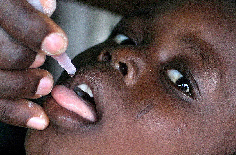 Ein Junge aus Nigeria wird gegen die Krankheit Polio geimpft